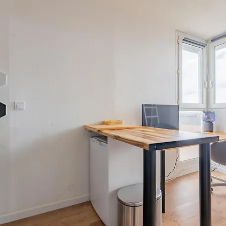 Apartment Charlemagne - Studio Confortable Avec Parking Gratuit - Quelques Pas De La Gare, Cuisine, Wifi *