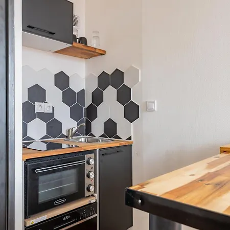 Charlemagne - Studio Confortable Avec Parking Gratuit - Quelques Pas De La Gare, Cuisine, Wifi * Arras