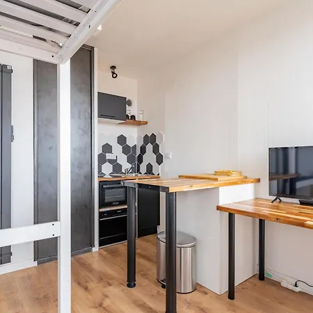Charlemagne - Studio Confortable Avec Parking Gratuit - Quelques Pas De La Gare, Cuisine, Wifi Arras